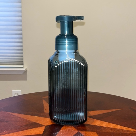 Bath & Body Works Green Vertical Lines Gentle & Clean Foaming Hand Soap - Picture 2 of 2